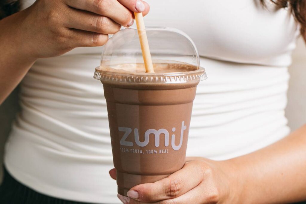 copos para batidos zumit numa mão