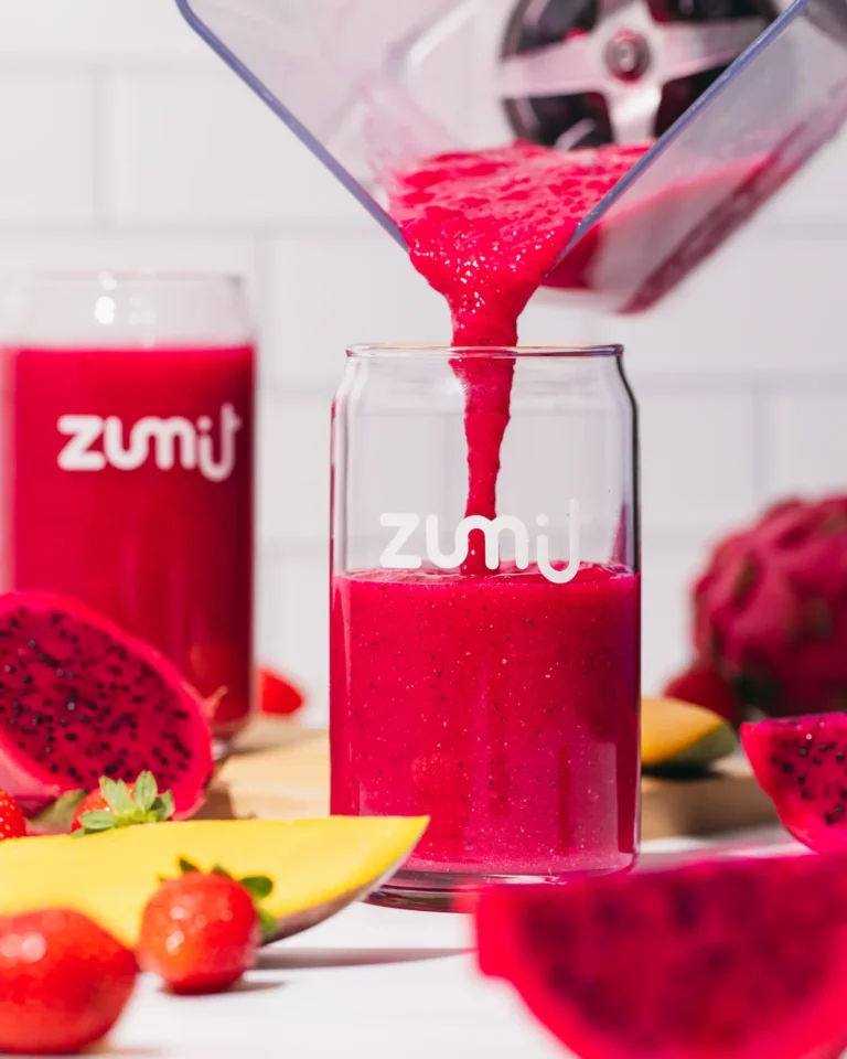 Bowl preparado con mix de pitaya, mango y fresa congelados Zumit