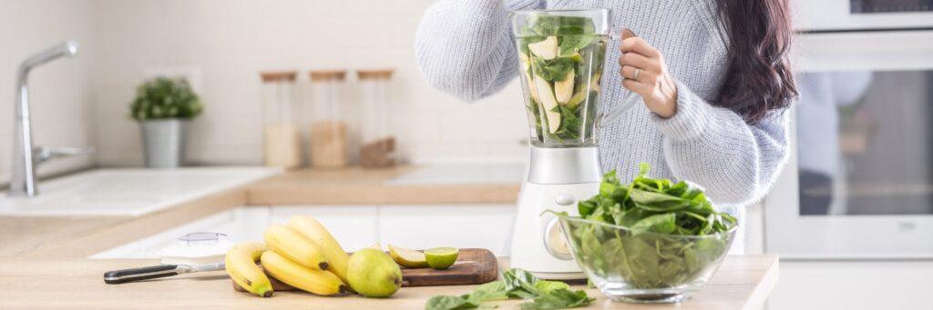 Elaboración de smoothie detox natural
