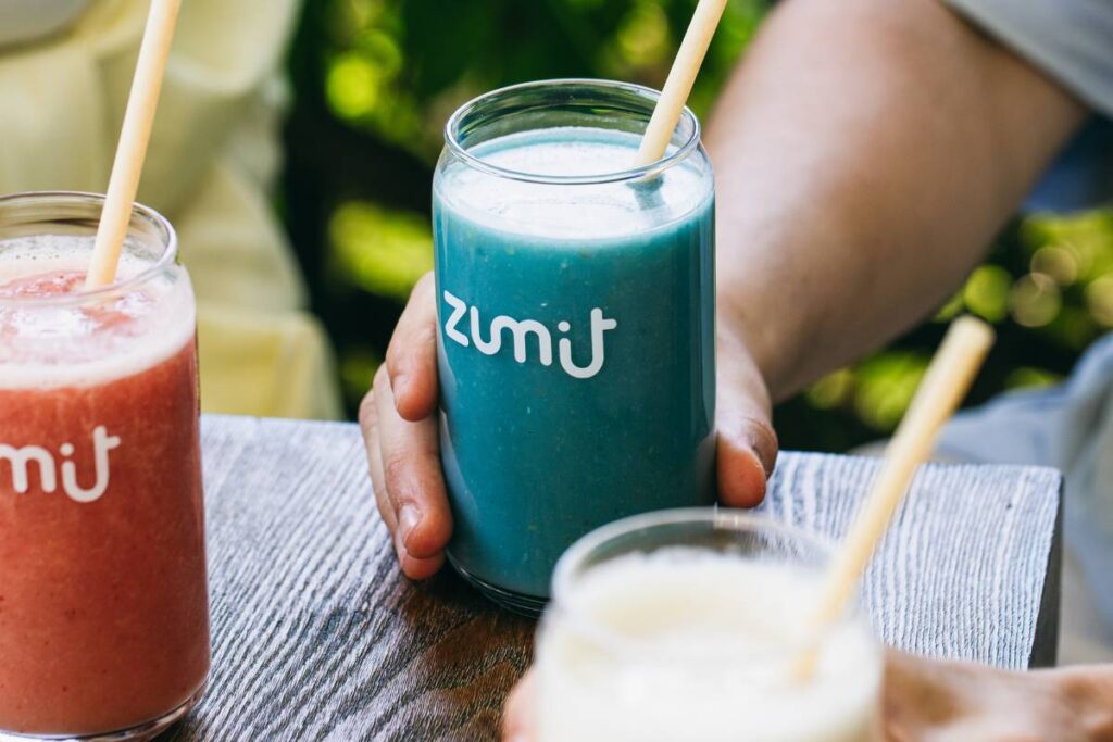 smoothies naturales zumit en una mesa