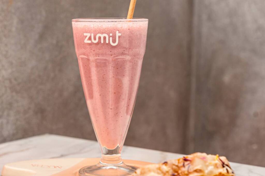 Milkshake Zumit Strawberry Fantasy, con fresa natural y helado de vainilla en una mesa