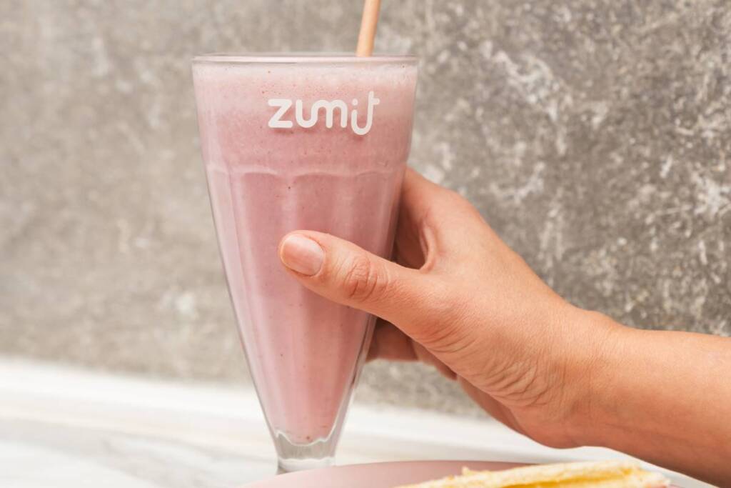 Milkshake Zumit Strawberry Fantasy, con fresa natural y helado de vainilla en una mesa