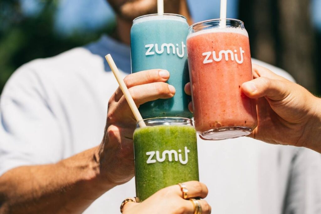 Smoothies Zumit Berries Paradise, Blue Lightning y Green Power en manos de personas