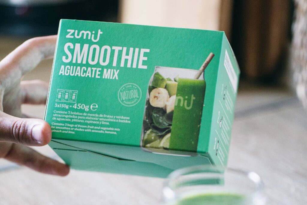 Smoothie Zumit Aguacate Mix con espinaca, plátano, aguacate y lima en las manos de una persona