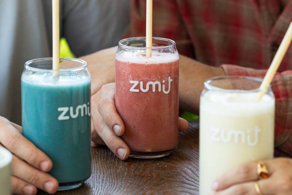 Smoothies Zumit con con fruta ultracongelada en una mesa
