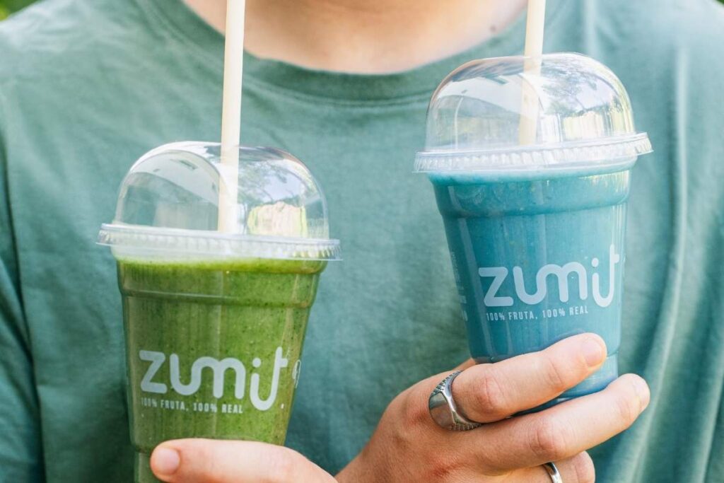 2 vasos para smoothie de plástico rpet en unas manos