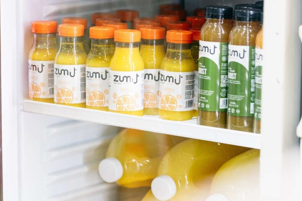 zumo de naranja envasado Zumit en una nevera