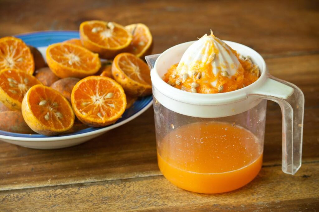 zumo de naranja en el exprimidor